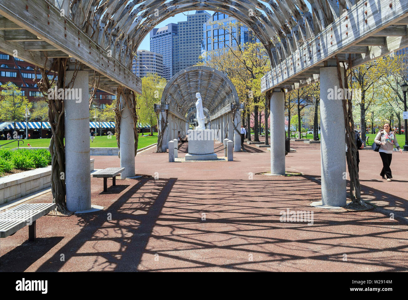 La statua di Cristoforo Colombo si affaccia sul porto tra decorativo percorso arcuato in Cristopher Columbus Waterfront Park, Boston, MA, Stati Uniti d'America. Foto Stock