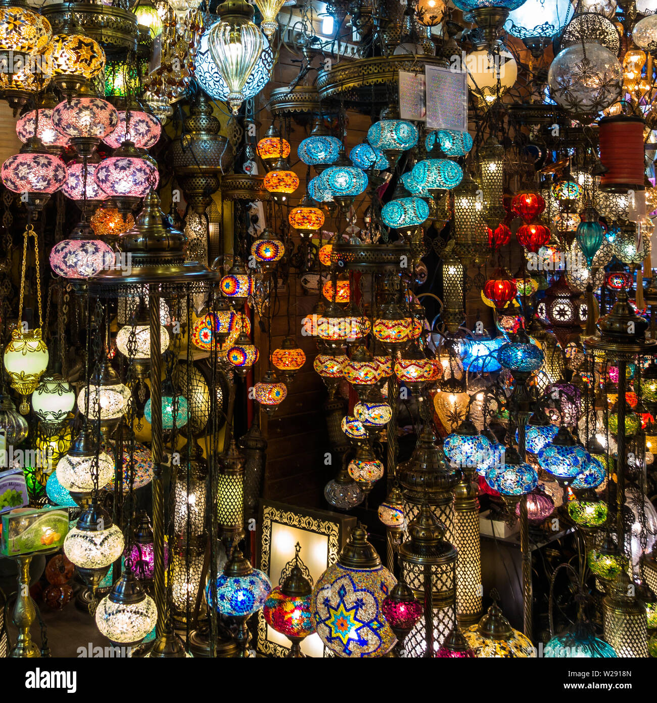 Tipiche lampade colorate per la vendita a Istanbul Grand Bazaar, Turchia Foto Stock