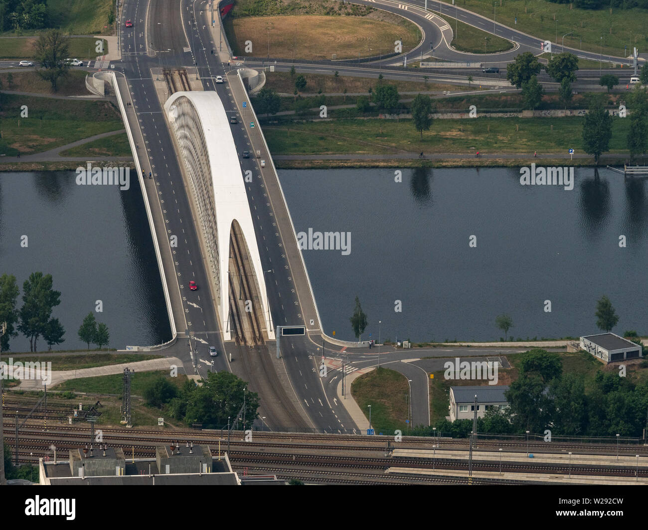 Vista aerea su Praga ponte di Troja, Repubblica Ceca. Vista panoramica dal velivolo. nella giornata di sole. Foto Stock