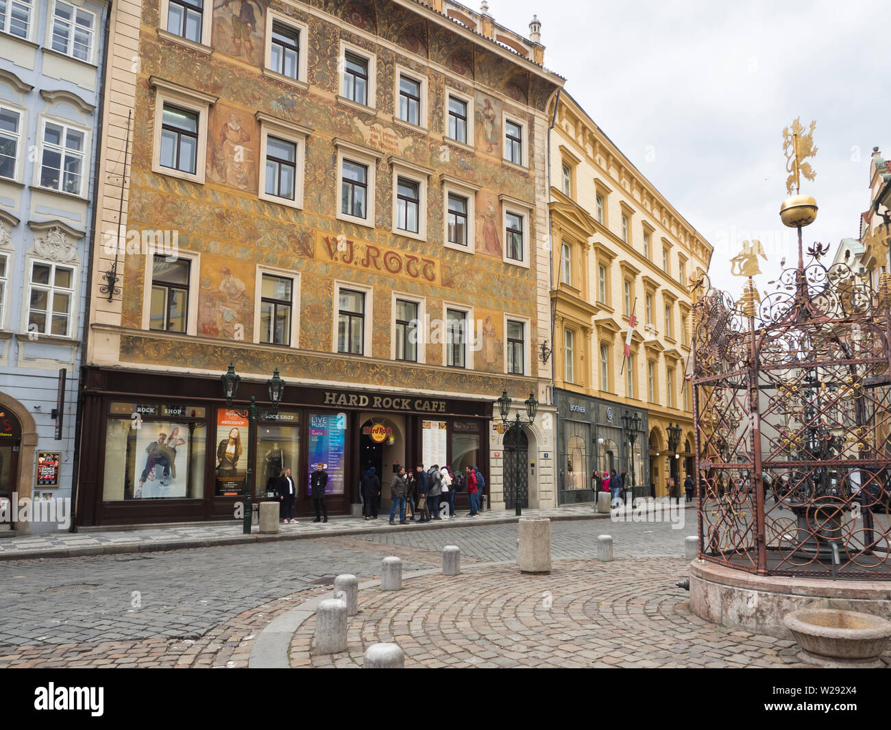 Malé náměstí una piccola piazza della città vecchia di Praga Repubblica Ceca con una bellissima fontana decorata e l'Hard Rock Cafe Foto Stock