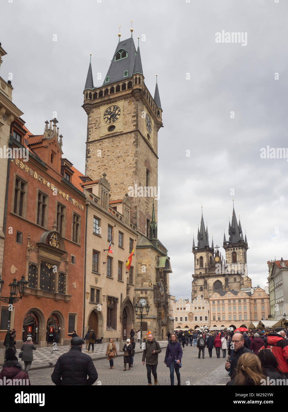 La torre dell' orologio astronomico e le guglie della chiesa di Nostra Signora di Týn due attrazioni turistiche a Stare Mesto Praga Repubblica Ceca Foto Stock