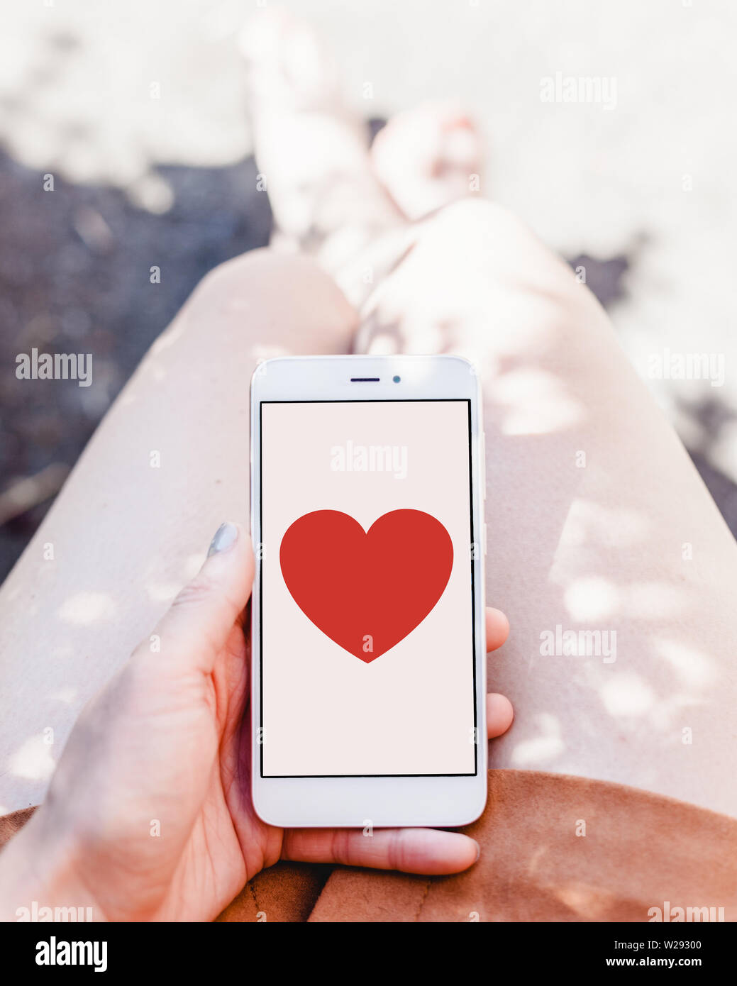 Cuore e Amore su un telefono cellulare Foto Stock