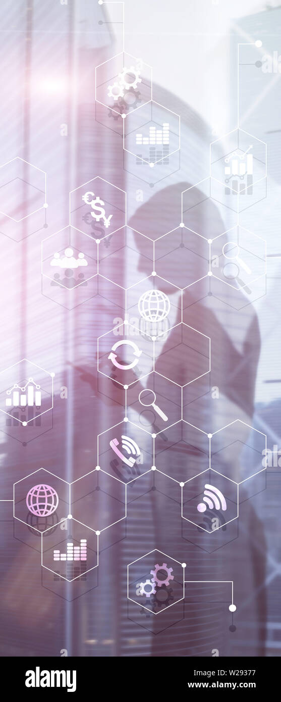 Panorama verticale Banner. La doppia esposizione dei supporti misti. Gli schemi e le icone sulla schermata di ologramma. La gente di affari e moderna città sullo sfondo. Foto Stock