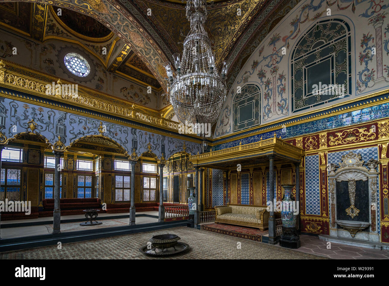 Le lussuose e decorate splendidamente Sala del Trono del Palazzo Topkapi harem. Istanbul, Turchia, Ottobre 2018 Foto Stock