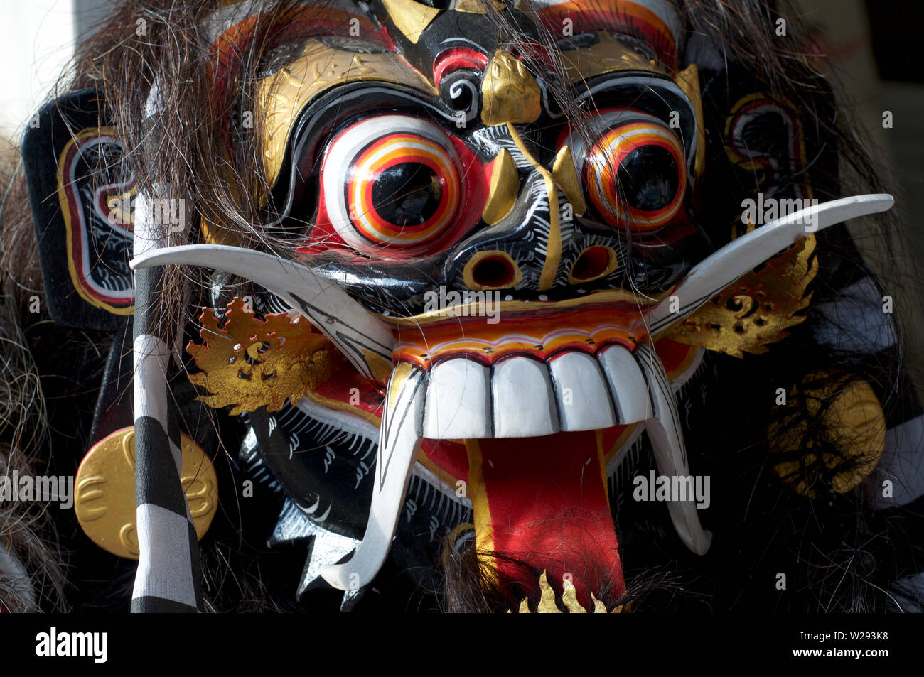 Chiudere l immagine di una tipica Balinese maschera barong situato presso il famoso Ubud mercato dell arte a Bali, in Indonesia Foto Stock