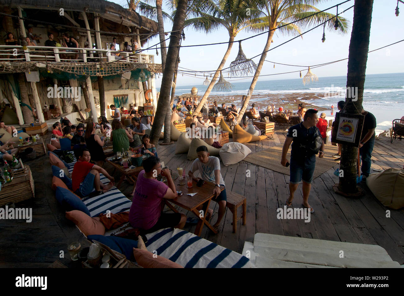 Canggu, Bali, Indonesia - 6 Giugno 2019 : vista su una spiaggia bellissima terrazza ristorante affollato di turisti presso la famosa spiaggia di Echo in Canggu, Bali Foto Stock
