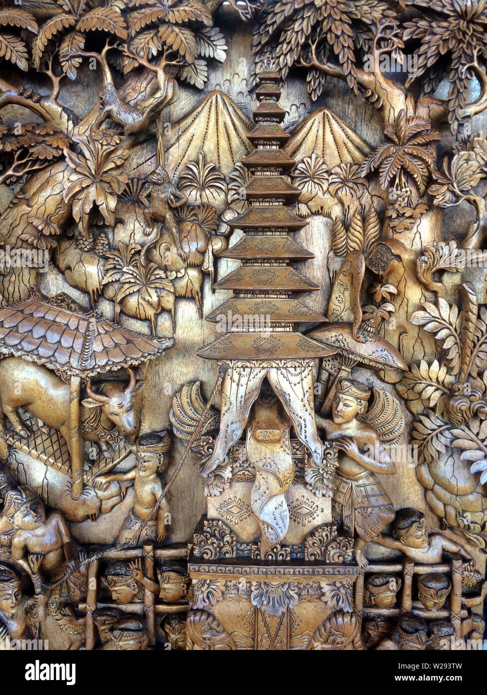 Ubud, Bali, Indonesia - 19 Maggio 2019 : chiudere l immagine di un maestoso stile Balinese di legno intagliato plank Foto Stock