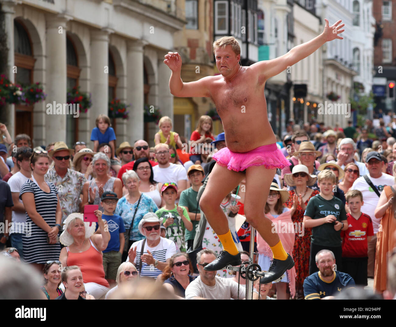 Artisti di strada e Garaghty Thom intrattengono il pubblico a Winchester Hat Fair Foto Stock