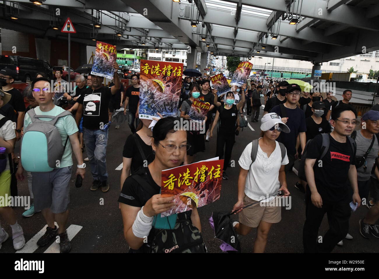 Hong Kong. 07 Luglio, 2019. I dimostranti si riuniscono per prendere parte alla manifestazione contro l'anti-legge in materia di estradizione il 7 giugno 2019 a Hong Kong, Cina. Le dimostrazioni a favore della democrazia hanno continuato per le strade di Hong Kong per il mese passato, per chiedere il ritiro completo di un controverso disegno di legge in materia di estradizione. Hong Kong è Chief Executive Carrie Lam ha sospeso il progetto di legge a tempo indeterminato, tuttavia le proteste hanno continuato con manifestanti ora chiedono le dimissioni. (Foto di Richard Atrero de Guzman/ ALFO) Credito: Aflo Co. Ltd./Alamy Live News Foto Stock