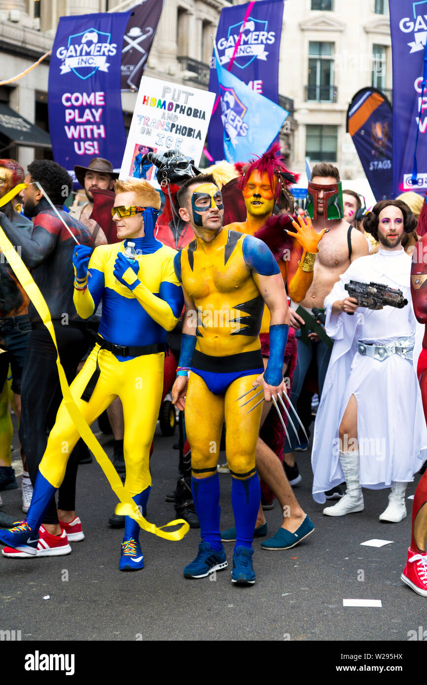 6 luglio 2019 - uomini vestiti come supereroi, London Pride Parade, Regno Unito Foto Stock