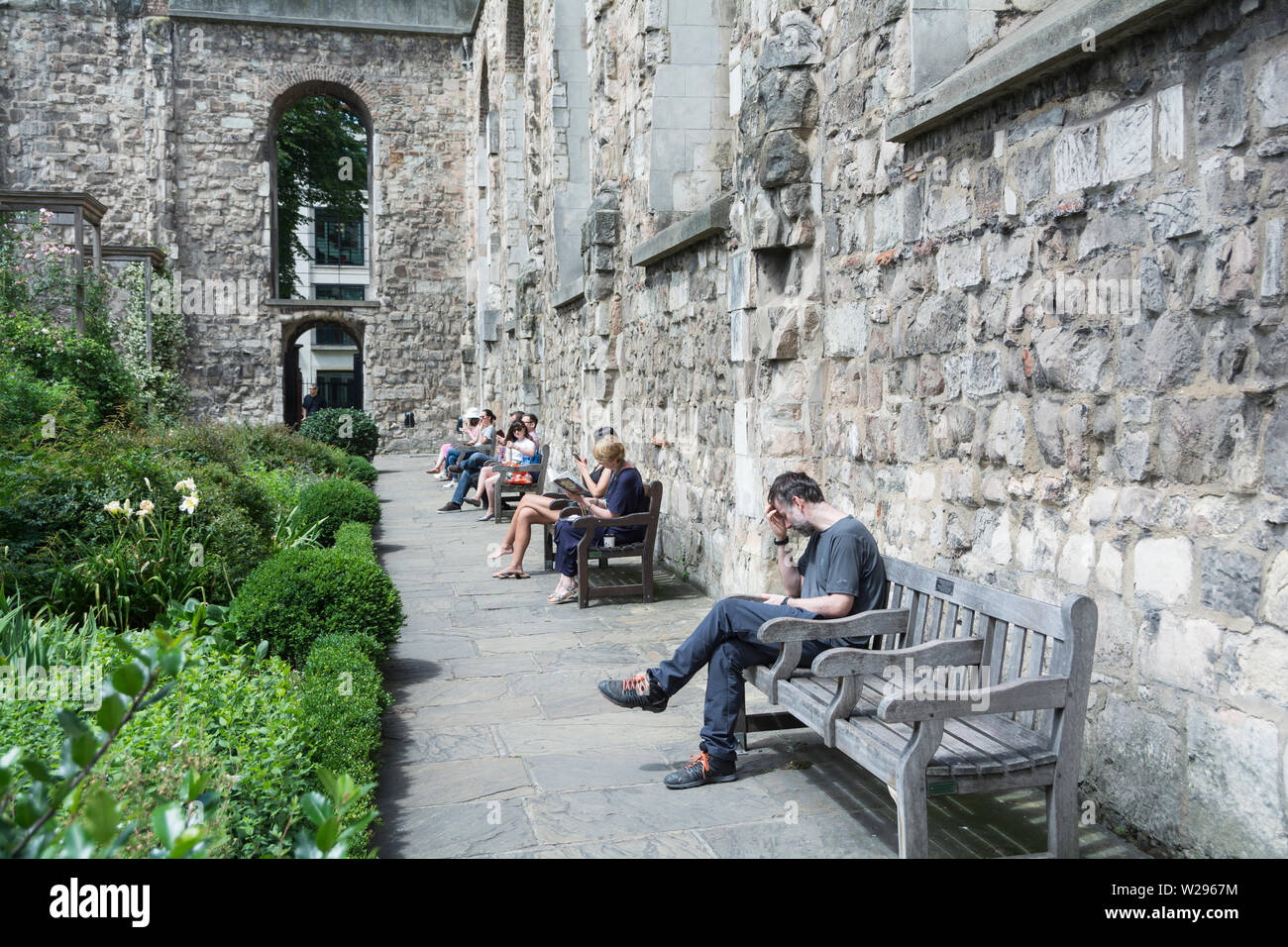 Persone in rilassante le rovine e i giardini della Chiesa di Cristo Greyfriars. Una chiesa distrutta nel Grande Incendio di Londra e di nuovo in Blitz in 1940. Foto Stock