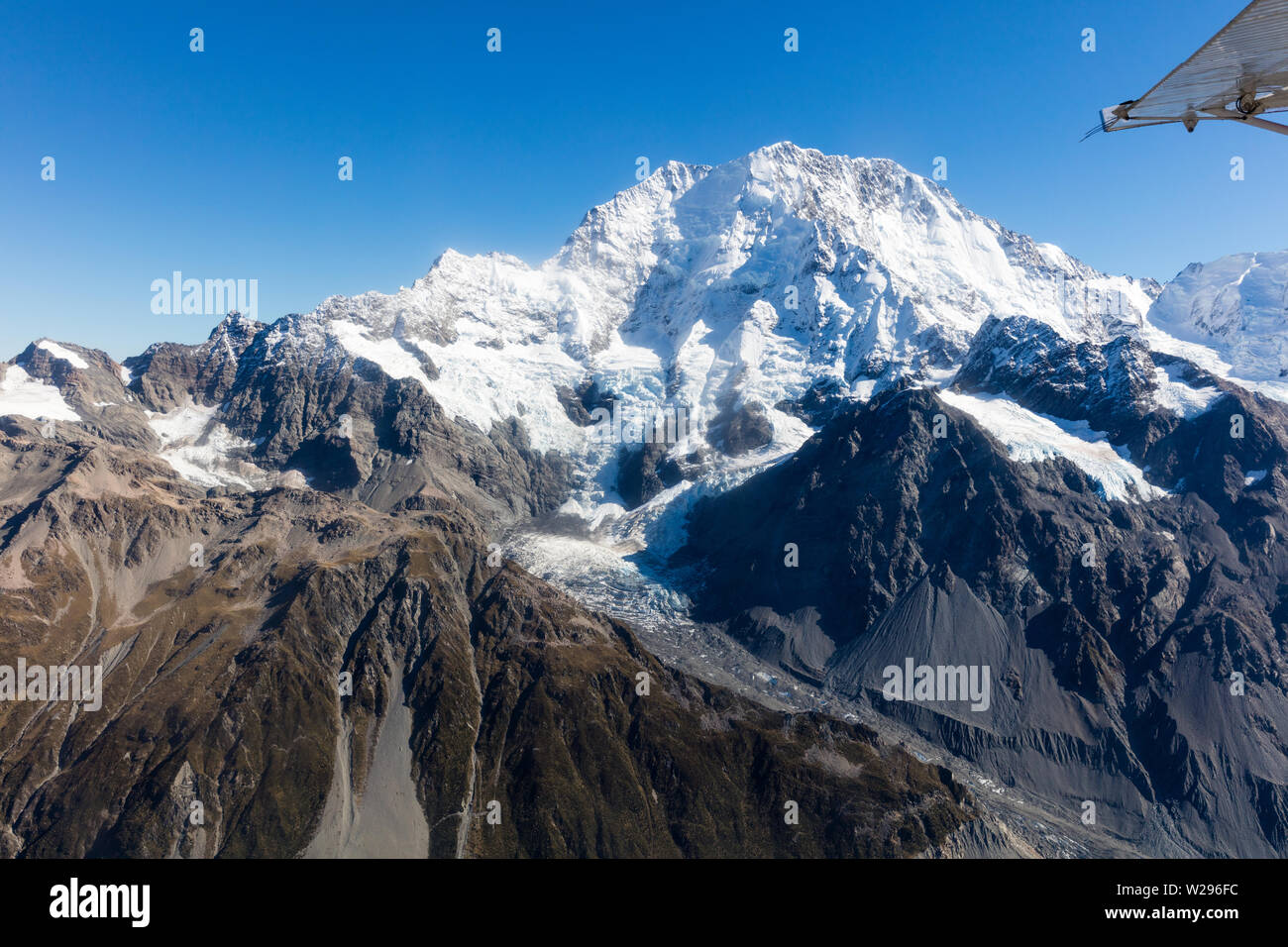 Incredibili montagne dalle vette innevate & valle con cielo blu vista da Battenti aereo, Aoraki / Parco nazionale di Mount Cook nell'Isola Sud della Nuova Zelanda Foto Stock