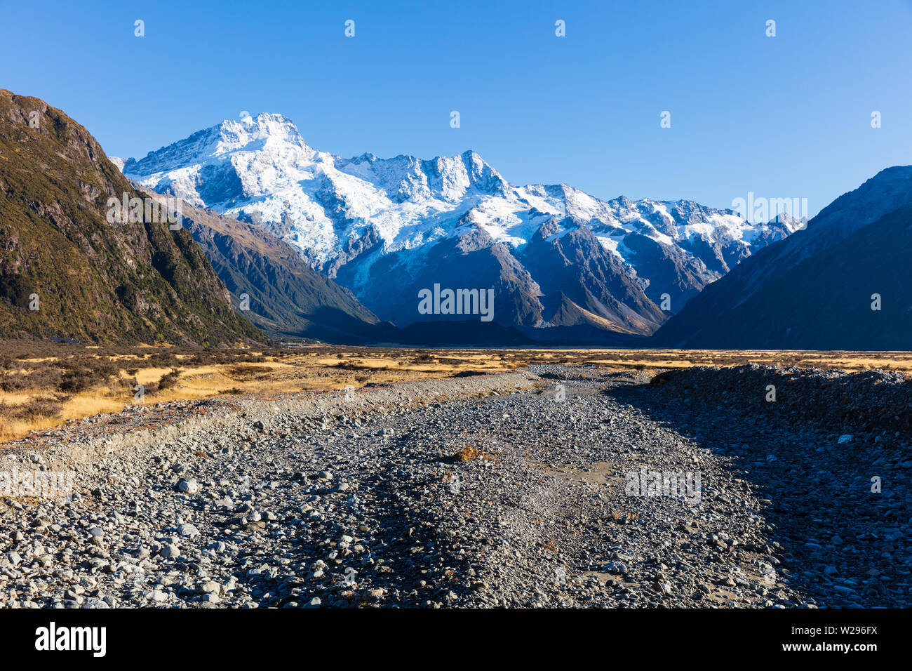 Neve e ghiacciai cime innevate della Nuova Zelanda, il Sud delle Alpi compreso il loro picco più alto - o Aoraki Monte Cook dalla strada di accesso a fianco di turchese Foto Stock