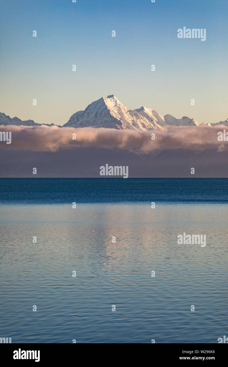 La riflessione in Hooker Lago di neve e ghiacciai cime innevate della Nuova Zelanda, il Sud delle Alpi compreso il loro picco più alto - o Aoraki Monte Cook dal Foto Stock