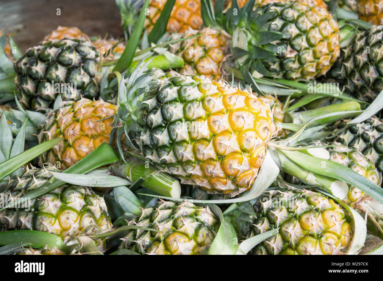 Pila di ananas al mercato Foto Stock