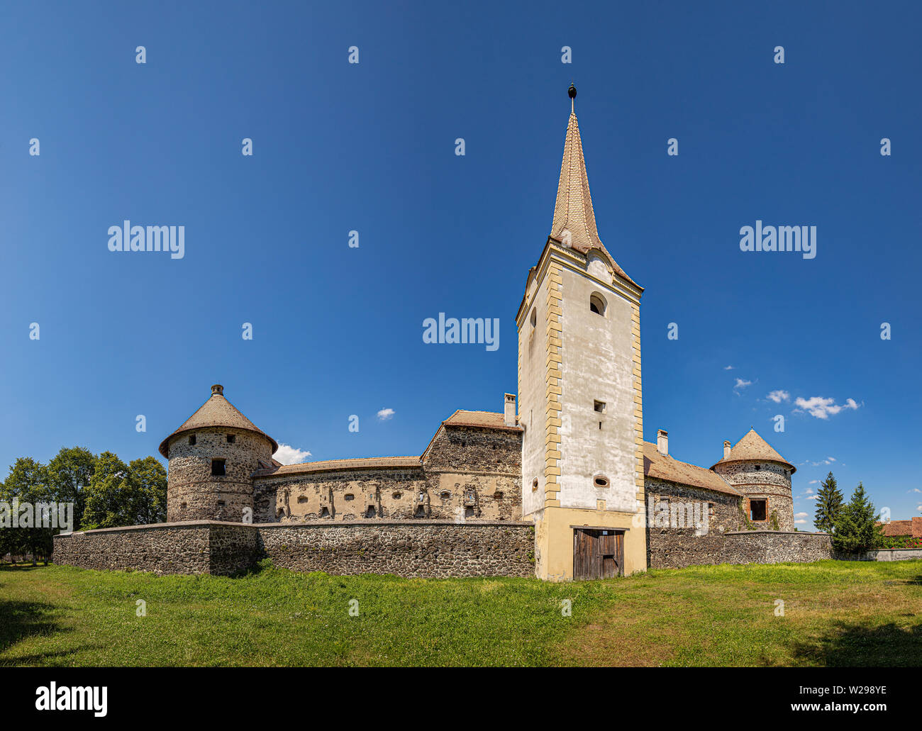 Sukosd-Bethlen castello medievale fortificato, Racos, Romania. Vista dell'ingresso principale torre. Foto Stock