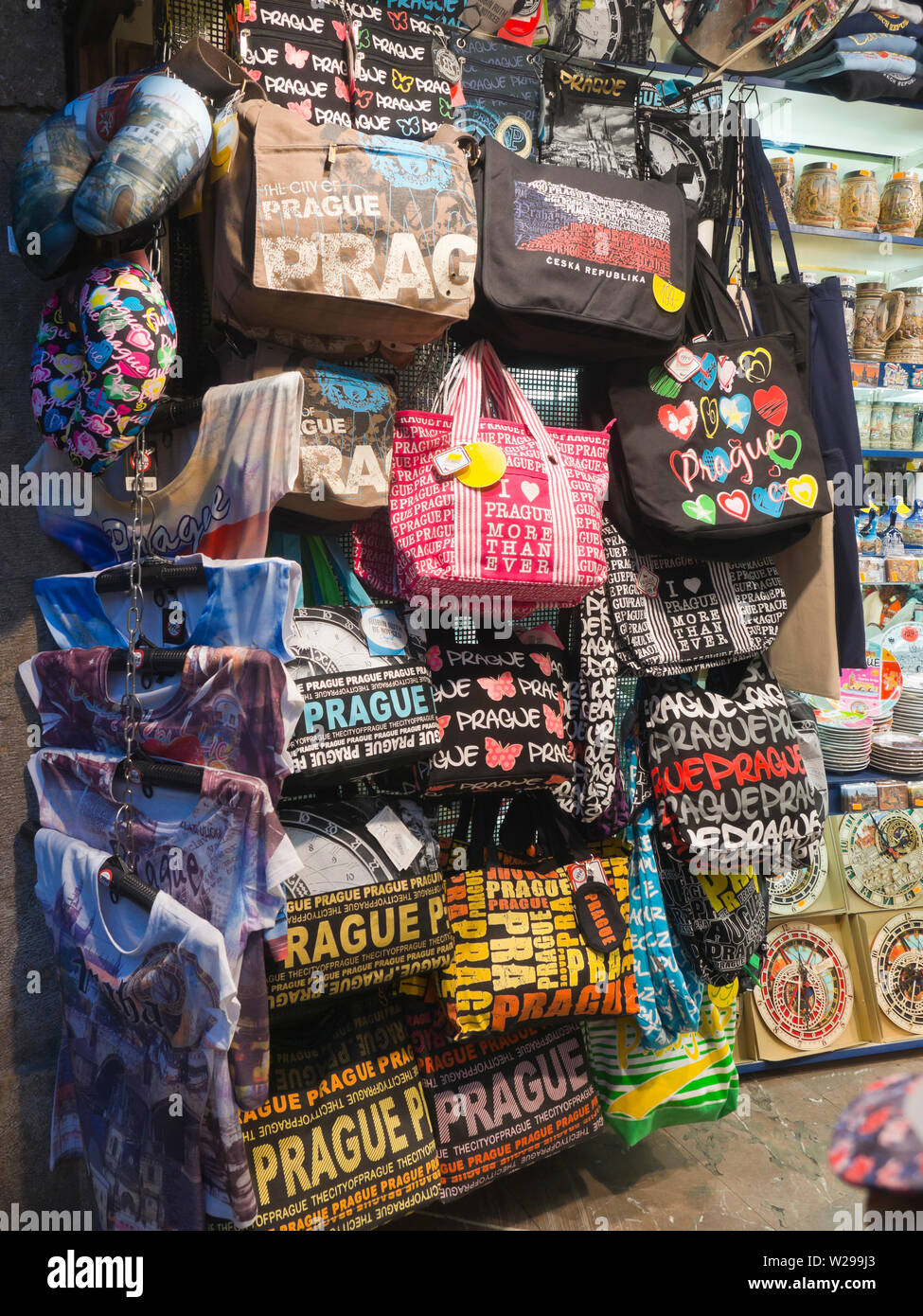 Sacchetti di souvenir sul display nella capitale ceca con il nome di Praga nella grande e stampe colorate Foto Stock