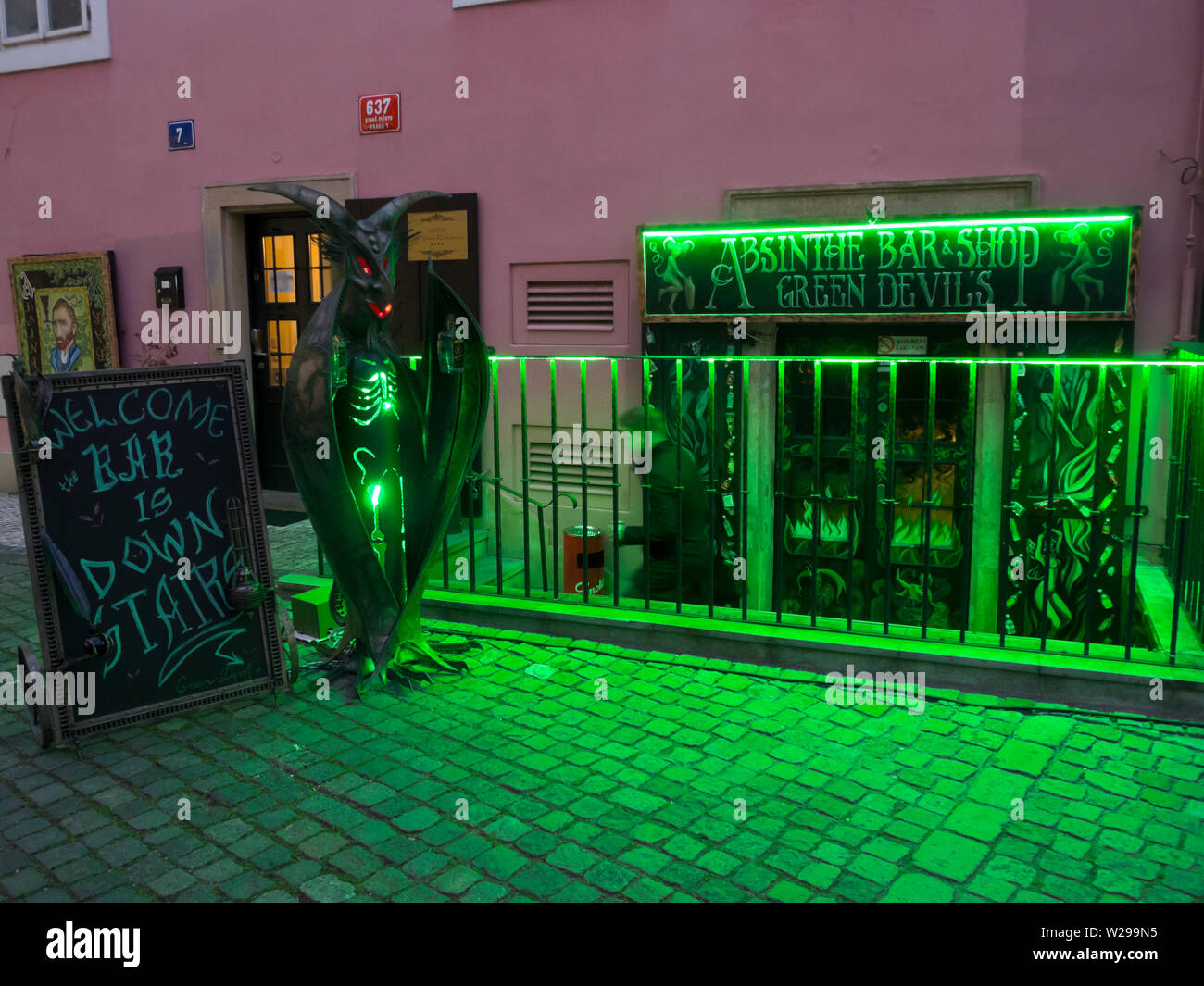 Bar pubblicità assenzio con un forte colore verde di ingresso sono popolari con i turisti in Staré Město, la vecchia città di Praga Repubblica Ceca Foto Stock