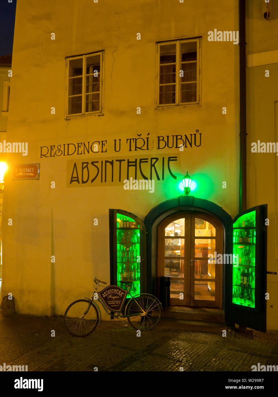 Bar pubblicità assenzio con un forte colore verde di ingresso sono popolari con i turisti in Staré Město, la vecchia città di Praga Repubblica Ceca Foto Stock