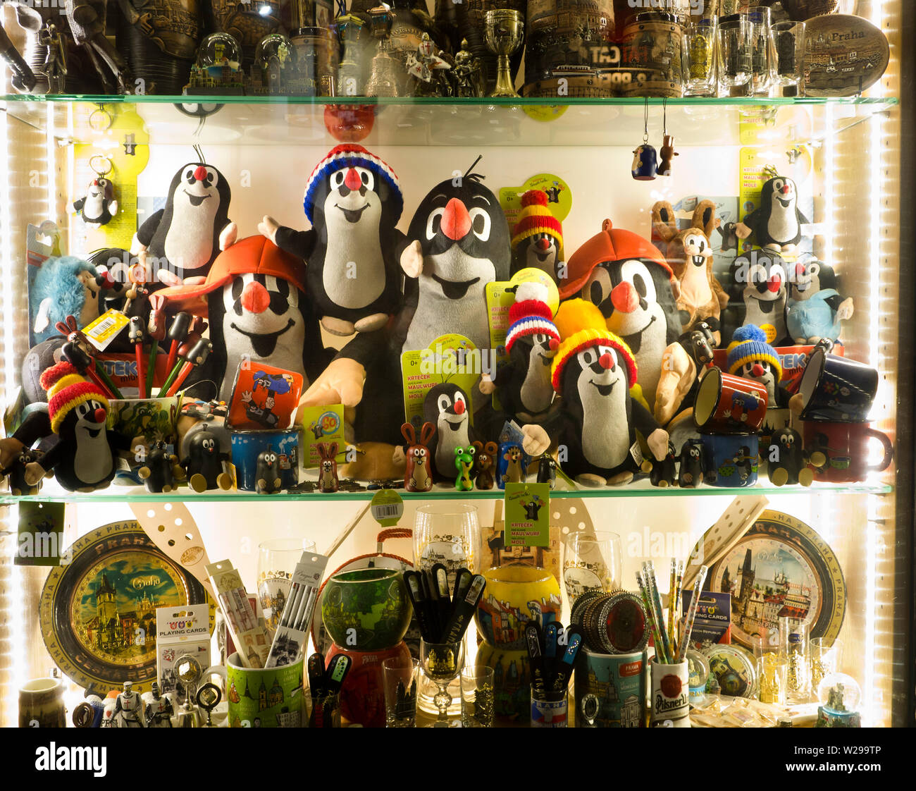 Il little mole, un personaggio popolare da bambini spettacolo TV  visualizzato su scaffali in un negozio di souvenir a Praga Repubblica Ceca  Foto stock - Alamy