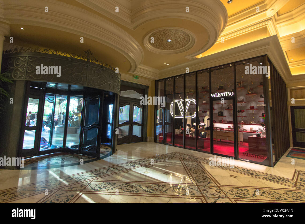 Las Vegas, Nevada, USA - ingresso esterno del centro commerciale boutique Valentino in un centro commerciale di lusso vuoto a Las Vegas, Nevada. Foto Stock