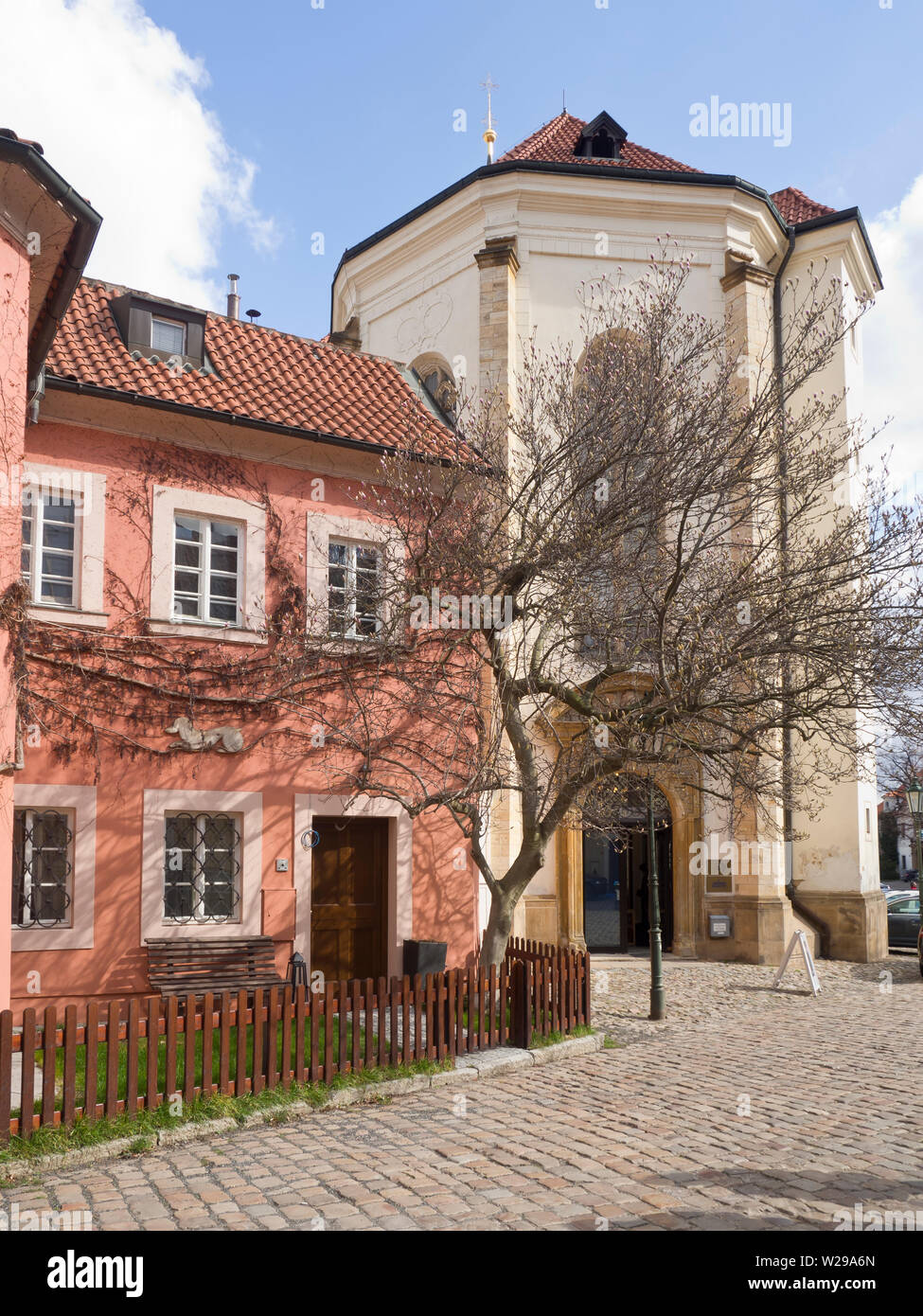 Il monastero di Strahov è una delle principali attrazioni turistiche di Praga Repubblica Ceca, qui MIRO Gallery - San Rocha vicino all'entrata Foto Stock