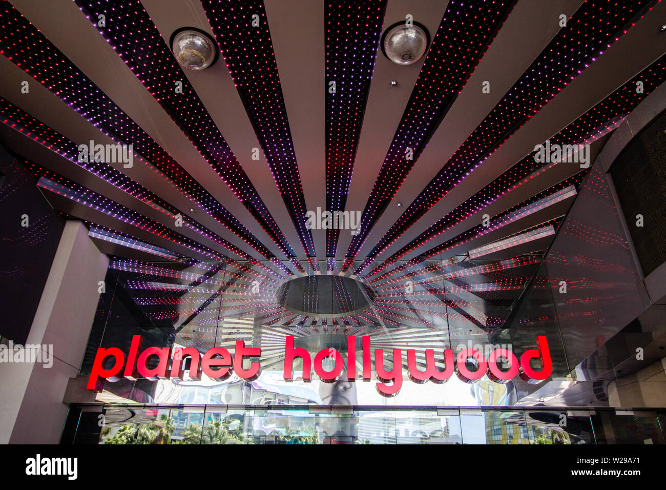 Ingresso esterno del Planet Hollywood Casino e Resort sulla strip di Las Vegas. Planet Hollywood ha oltre 2500 camere e casinò. Foto Stock