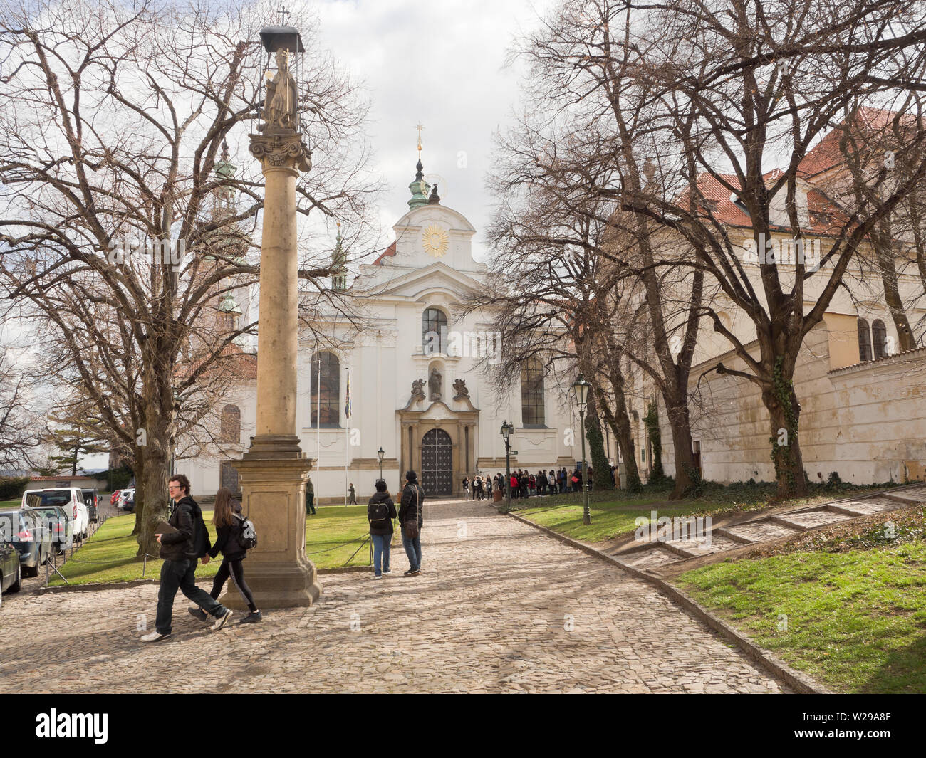 Il monastero di Strahov è una delle principali attrazioni turistiche di Praga Repubblica Ceca, qui l'ingresso alla chiesa barocca Foto Stock