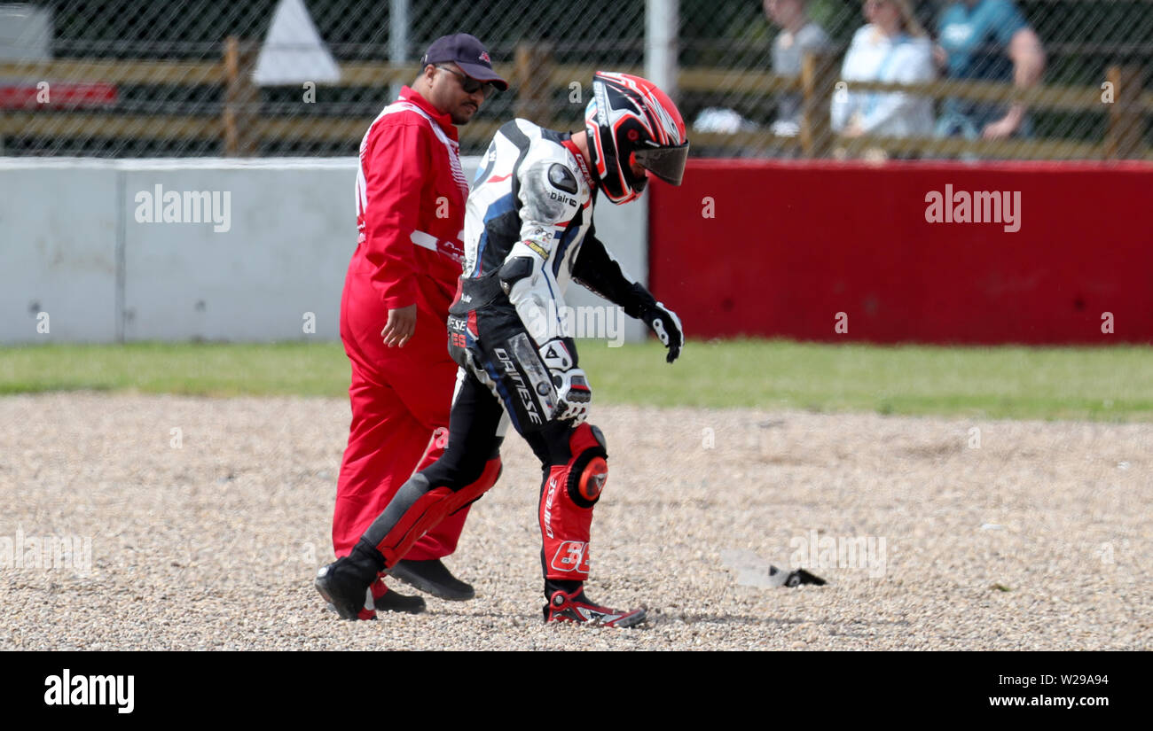 Tom Sykes è esscorted fuori pista durante il giorno di gara due del British Grand Prix del Motul FIM Superbike World Championship sul circuito di Donington Park. Foto Stock