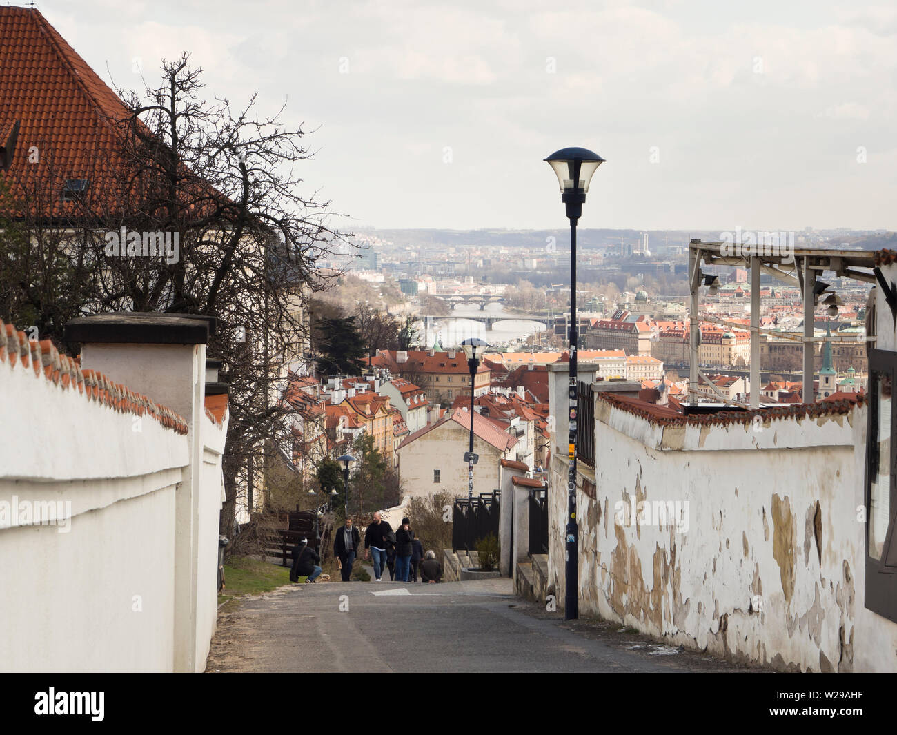 Panorama di Praga Repubblica Ceca, andando in discesa su una collina al di fuori del Monastero di Strahov Foto Stock