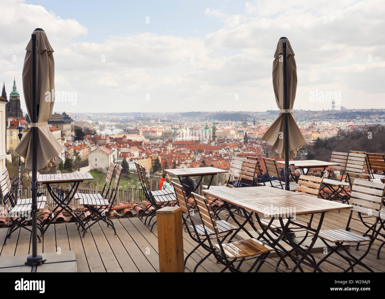 Panorama di Praga Repubblica Ceca, dal Ristorante Bellavista sul fianco di una collina al di fuori del Monastero di Strahov Foto Stock