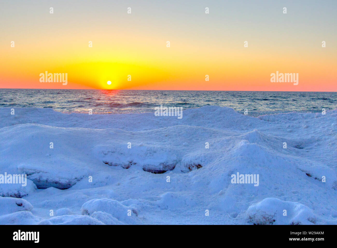 Formazioni di ghiaccio sulla costa del lago Michigan. Bel tramonto sulla costa del lago Michigan con formazioni di ghiaccio sulla riva di Sleeping Bear Dunes. Foto Stock