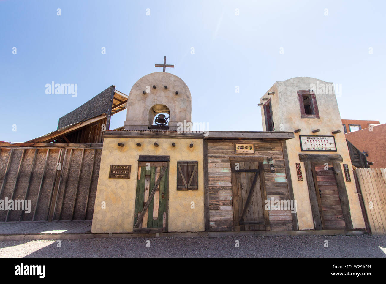 Oggetto contrassegnato per la rimozione definitiva, Arizona, Stati Uniti d'America - 1 Maggio 2019: Wild West Frontier facciata di stile delle vetrine del negozio nella cittadina turistica di lapide in Arizona. Foto Stock