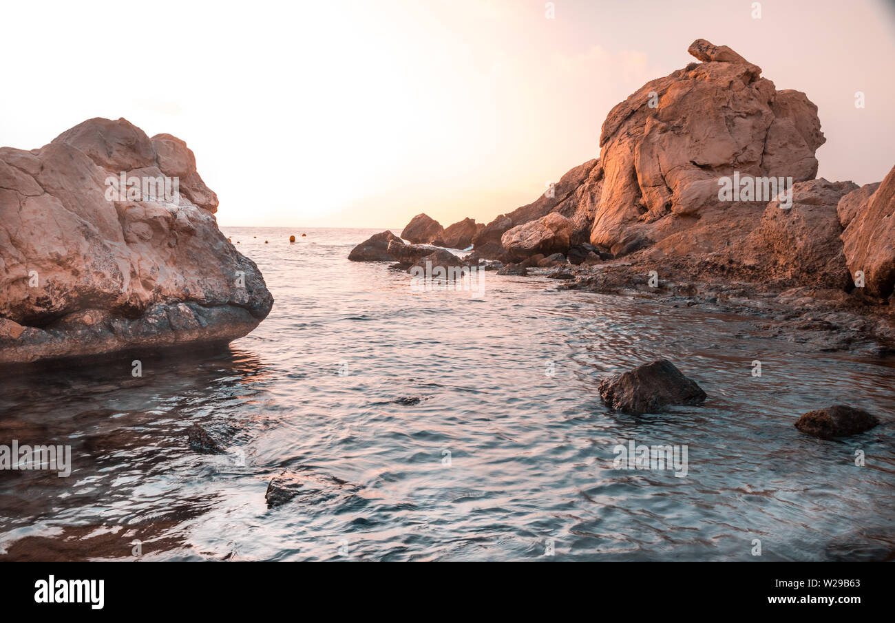 Serata mediterranea a Finestrat Beach in giorno di estate Foto Stock