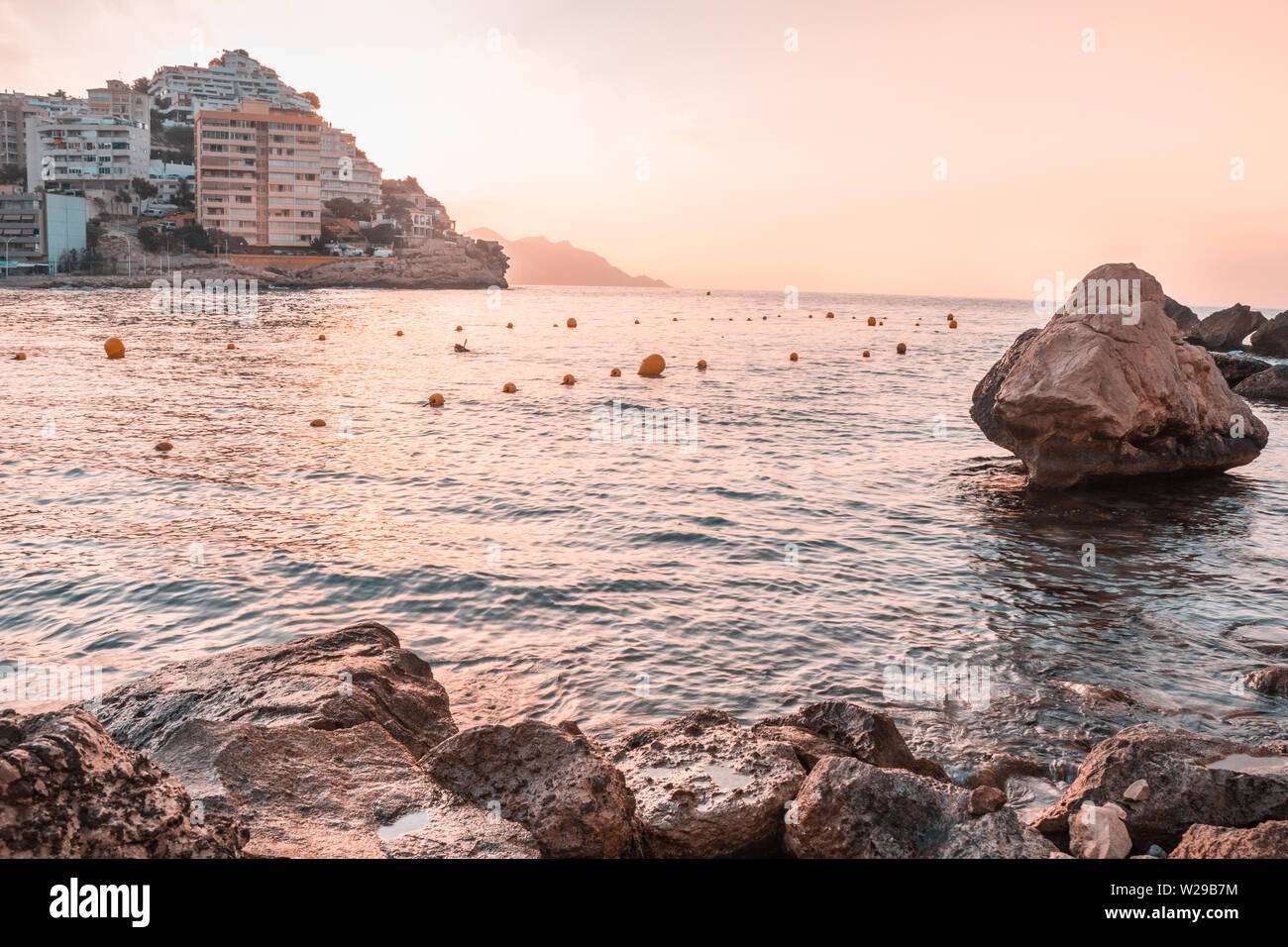 Serata mediterranea a Finestrat Beach in giorno di estate Foto Stock