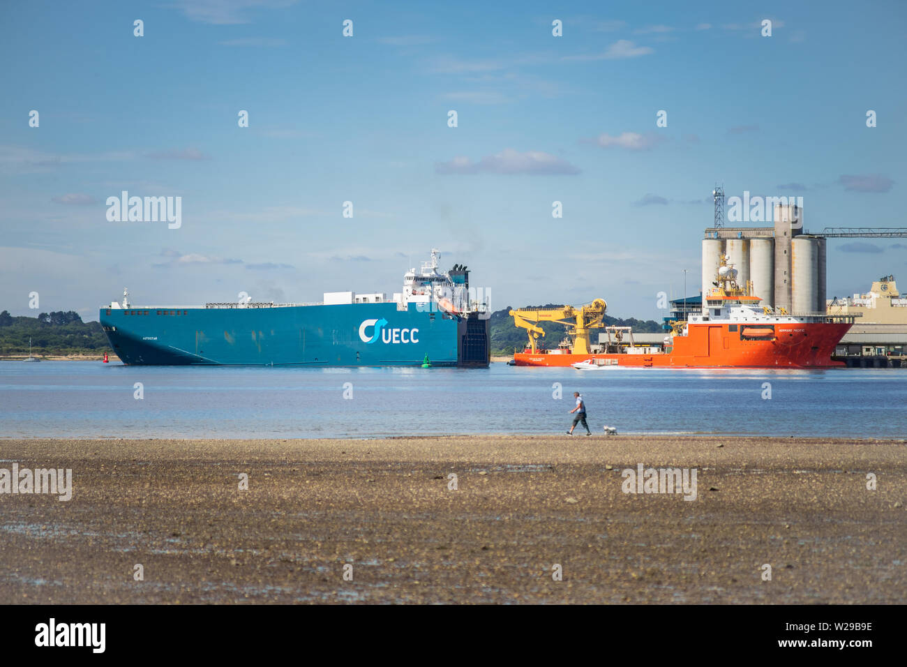 L'UECC M/V Autostar Vessel e la Normand Pacific Vessel at Eastern Docks visto da Weston Shore Beach, Southampton, Inghilterra, Regno Unito Foto Stock