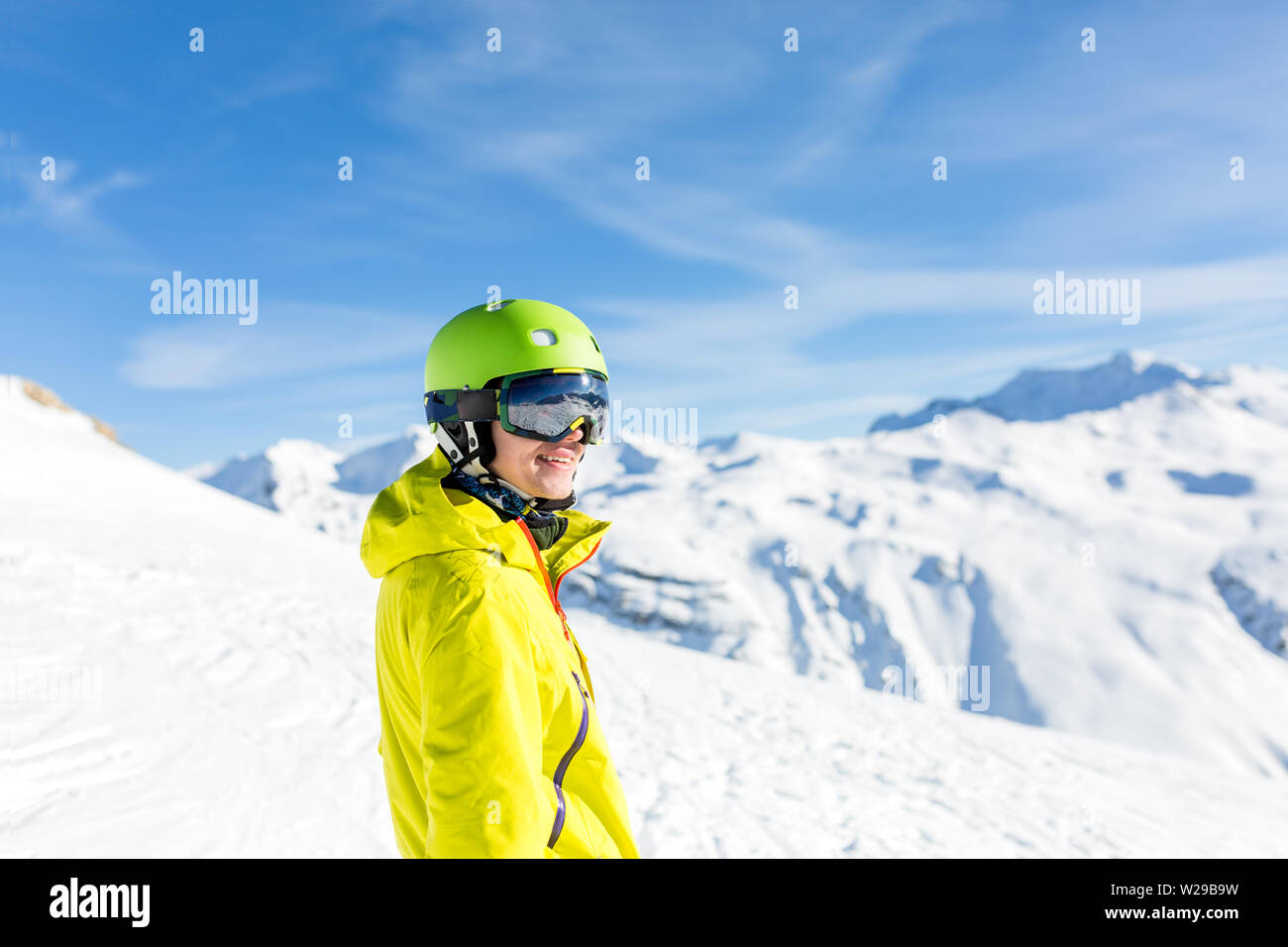 Foto di sport uomo che indossa il casco sul pendio nevoso Foto Stock