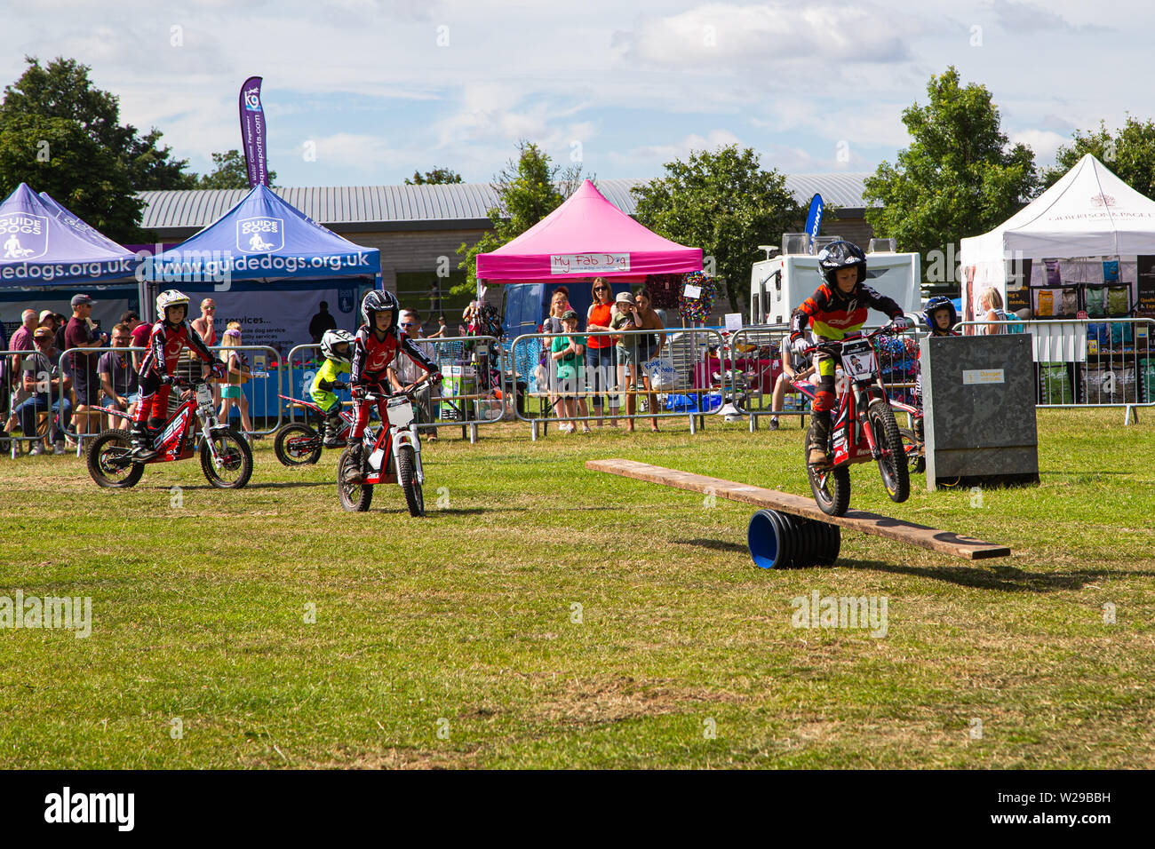 Novantesimo Kent County Show, Detling, 6 luglio 2019. 4 e al di sopra dei bambini sulla moto trial. Foto Stock