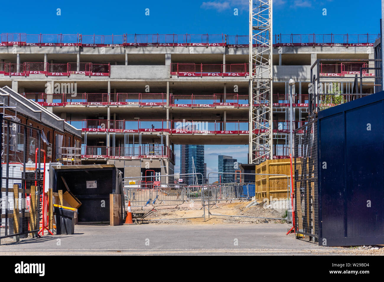 Ingresso al Crest Nicholson Centenario Quay edificio sito nel quartiere Woolston di Southampton, England, Regno Unito Foto Stock