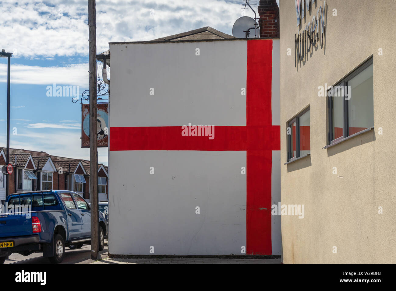 St Georges bandiera sulla parete laterale della regina Victoria pub / public house in Victoria Road, Woolston, Southampton, England, Regno Unito Foto Stock