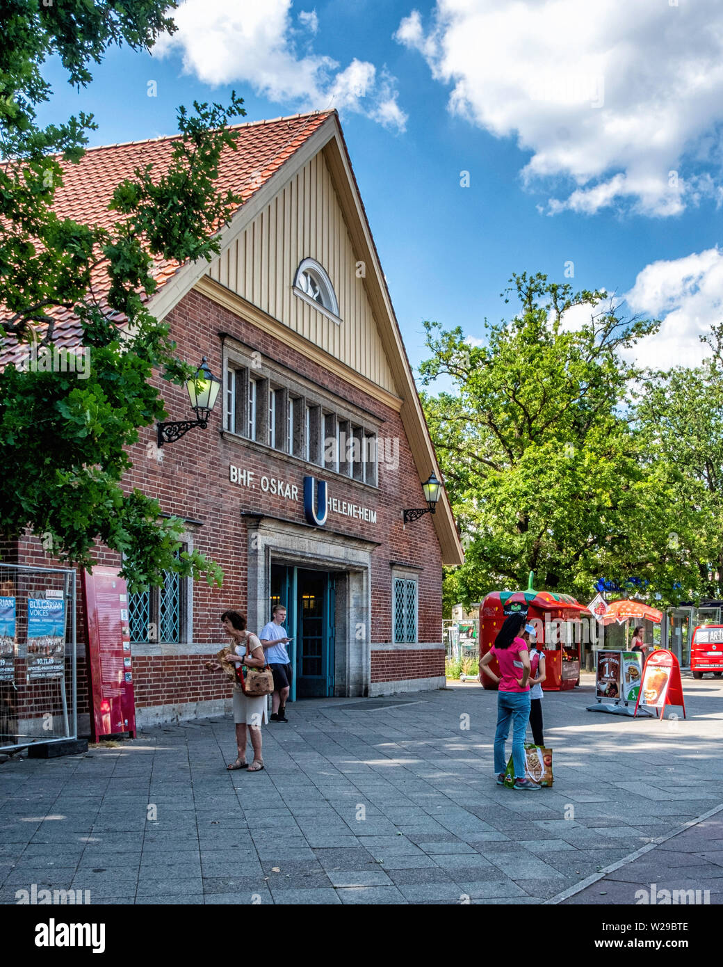 Berlin-Dahlem. Oskar-Helene-Heim U-Bahn metropolitana stazione ferroviaria sulla U 3 linea. Antico edificio storico esterno & facciata. Foto Stock