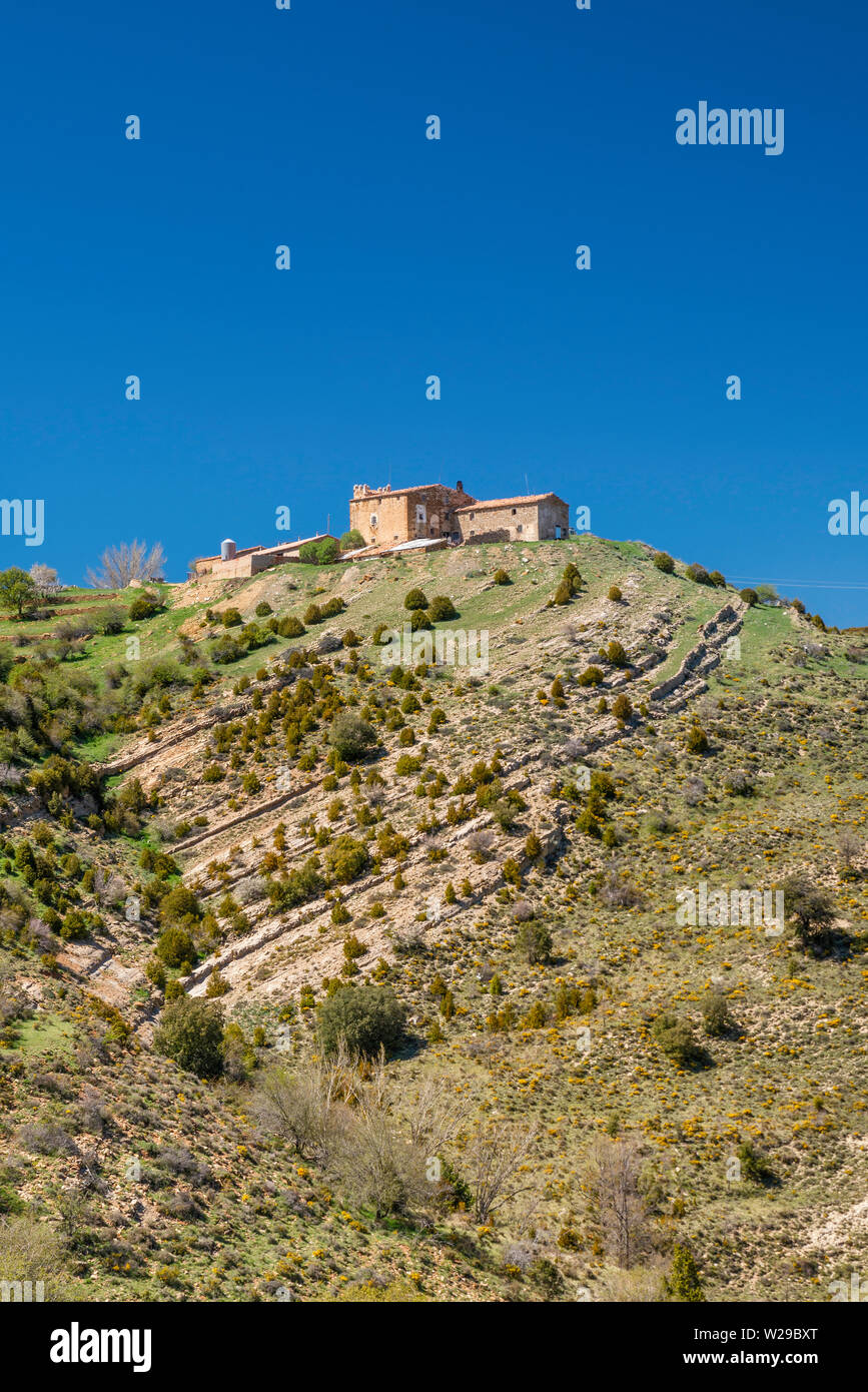 Edifici agricoli sulla collina oltre il Carso formazioni rocciose, vicino a Cantavieja, Maestrat (Maestrazgo) regione, provincia di Teruel, Aragona, Spagna Foto Stock