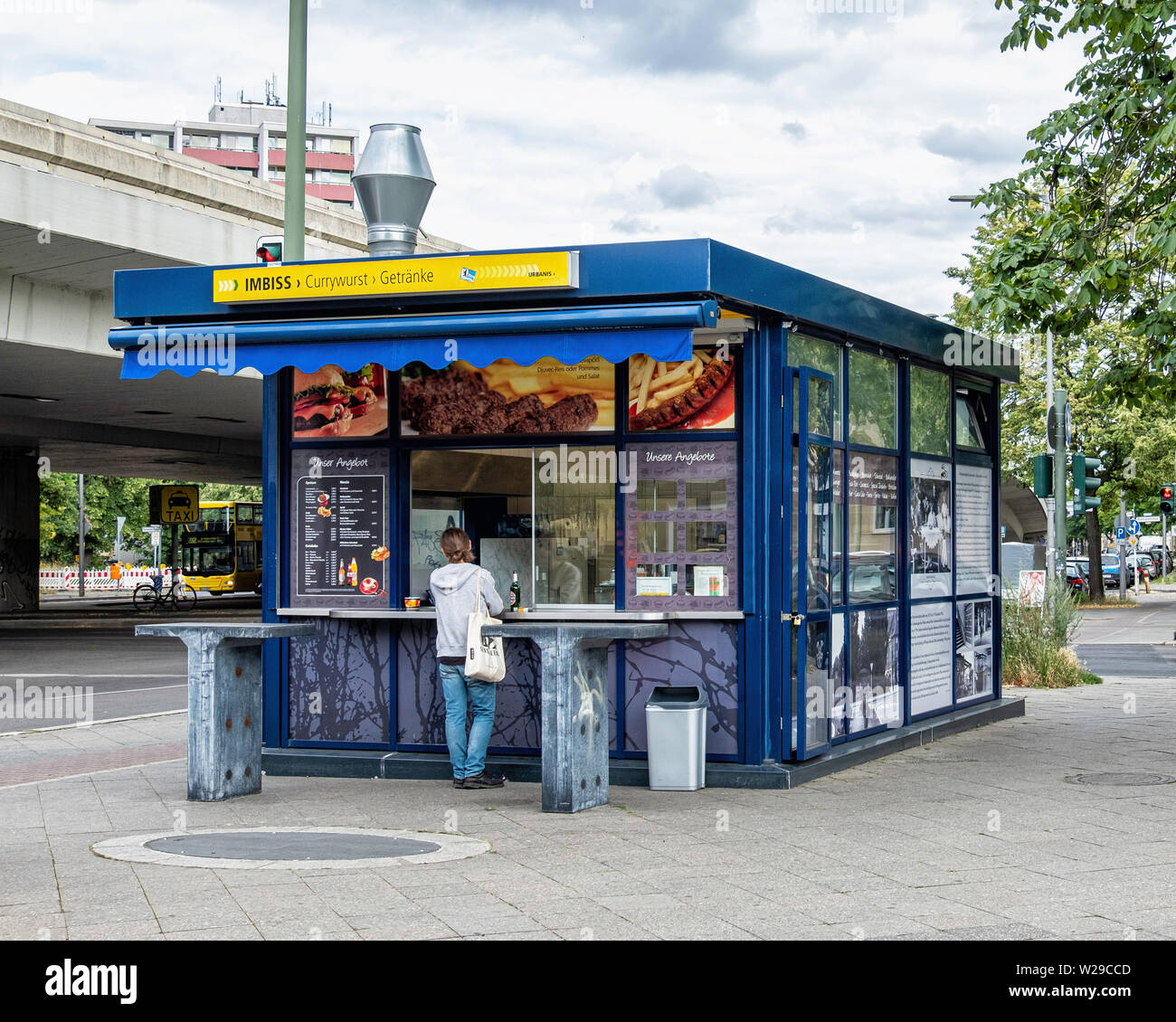 Imbiss - fast food chiosco vendita di fast food, currywurst & bevande su Breitenbachplatz, Dahlem, Berlino Foto Stock