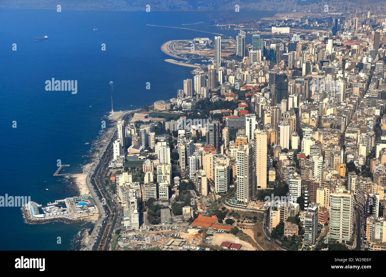 Beirut, veduta aerea della città capitale del Libano sulla costa mediterranea. Foto Stock