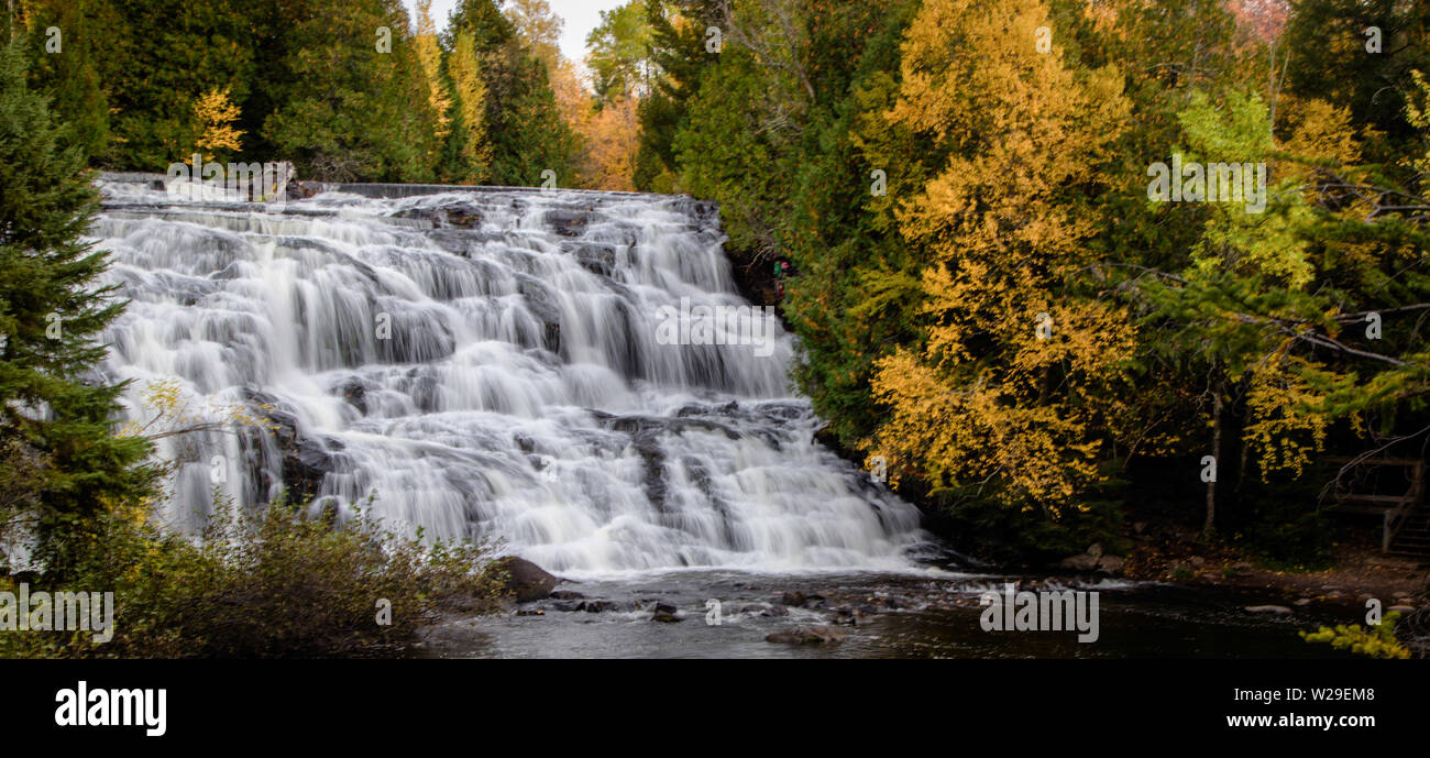 Michigan i colori dell'autunno. Panorama della bella Bond cade nella Penisola Superiore del Michigan circondato dalla caduta delle foglie Foto Stock