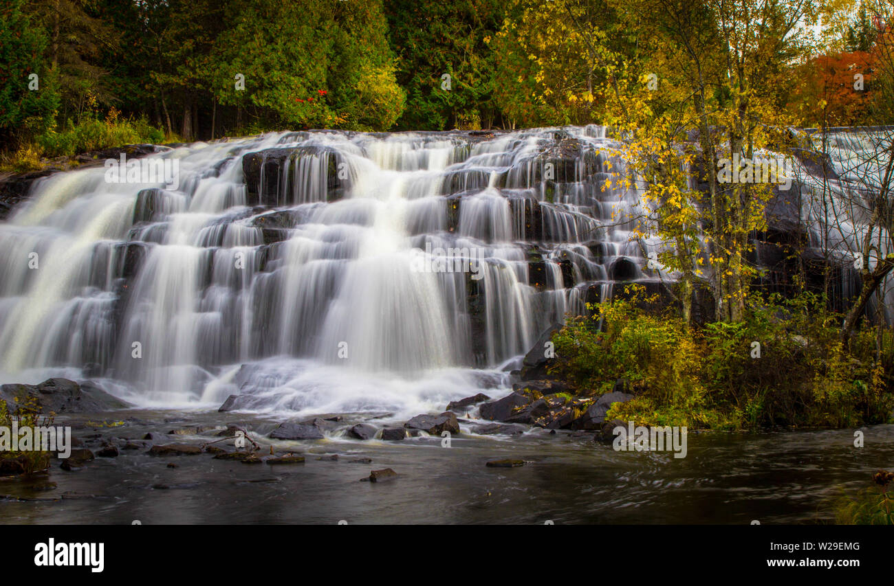 Michigan i colori dell'autunno. Panorama della bella Bond cade nella Penisola Superiore del Michigan circondato dalla caduta delle foglie. Foto Stock