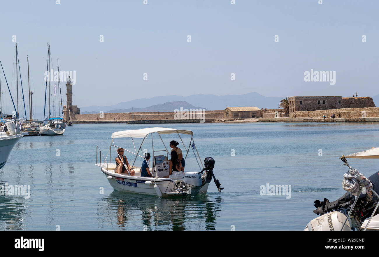 Chania, Creta, Grecia. Giugno 2019. Il vecchio porto veneziano di Chania, persone di imparare a controllare il loro noleggio barca Foto Stock