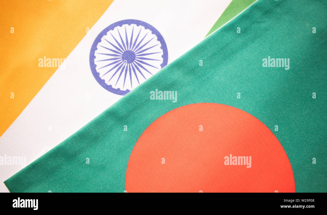 Concetto di relazioni bilaterali tra i due paesi che mostra con due bandiere: in India e in Bangladesh Foto Stock