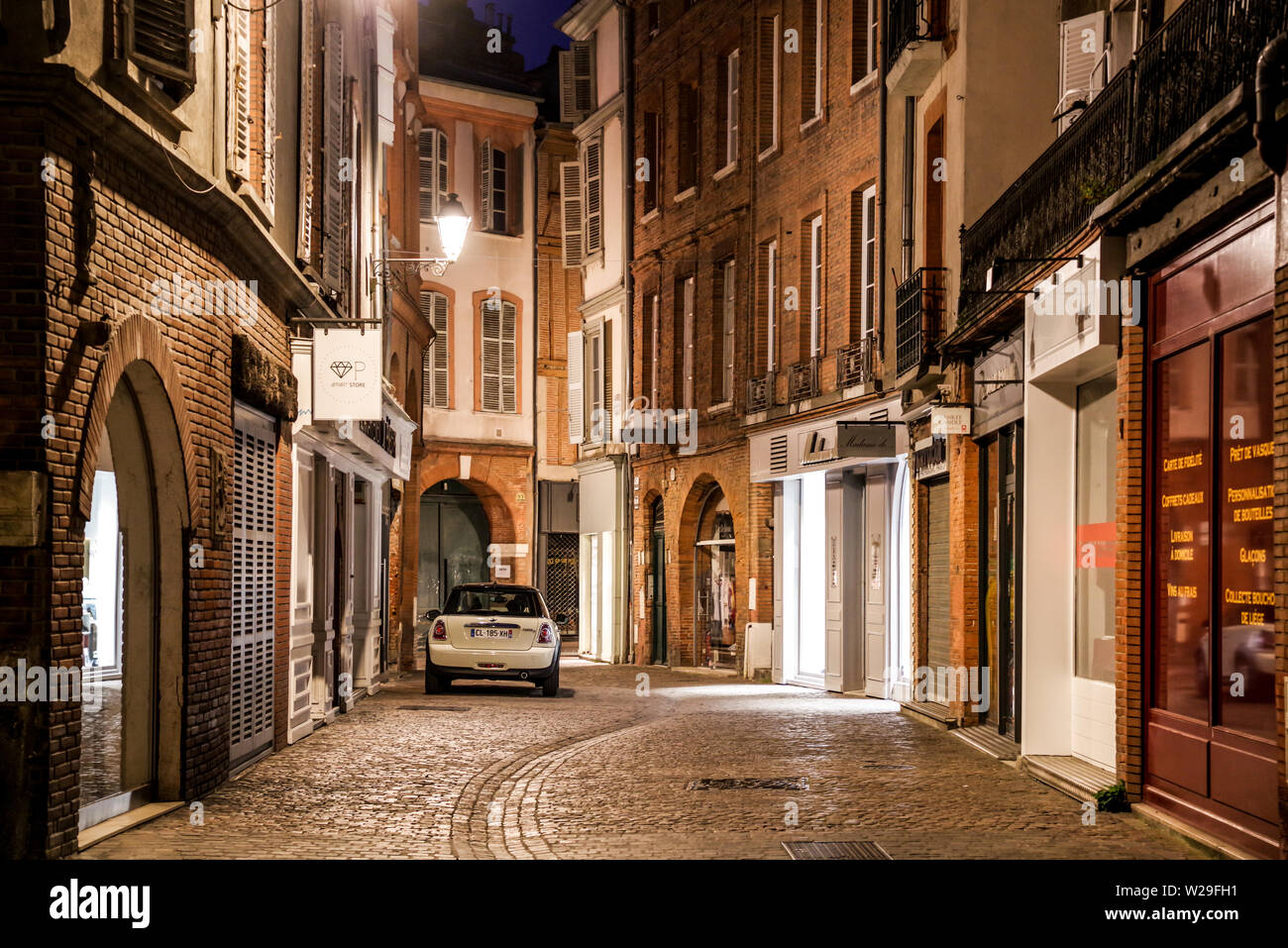 Tranquilla strada storica di Tolosa (Francia) a notte Foto Stock