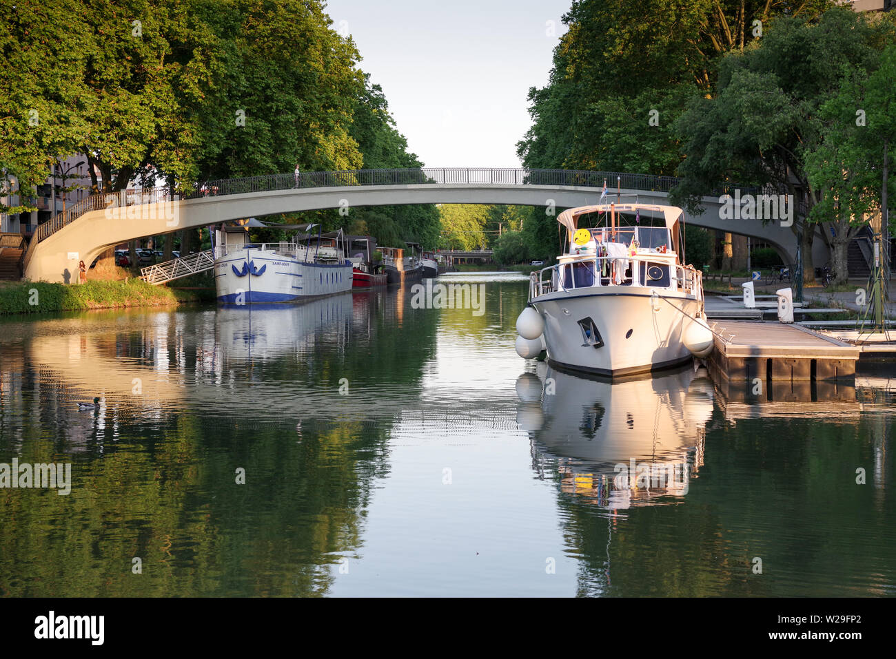 Barche ormeggiate lungo il pittoresco Canal du Midi inToulouse, Francia Foto Stock